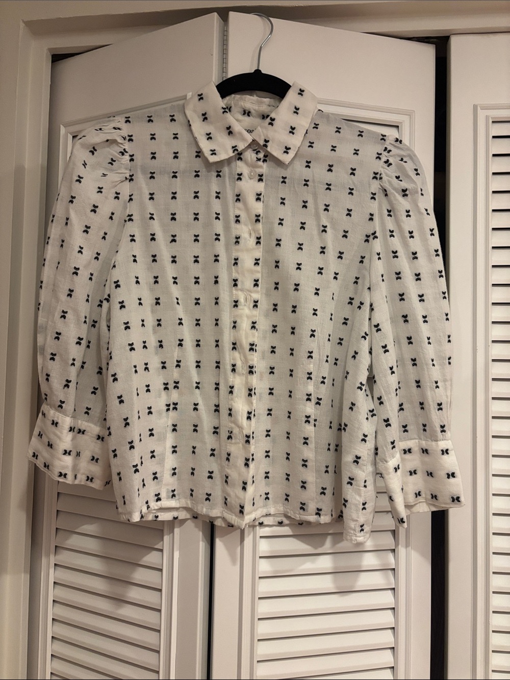 White Button-Front Puff Sleeve Cropped Shirt with Black Micro Motif
